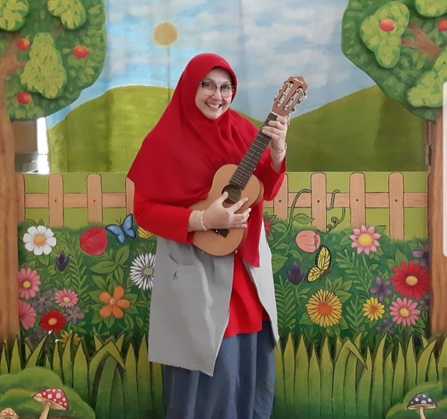 Video Pendongeng Di Surabaya Bikin Lagu Di Rumah Aja Gara Gara Korona Kumparan Com