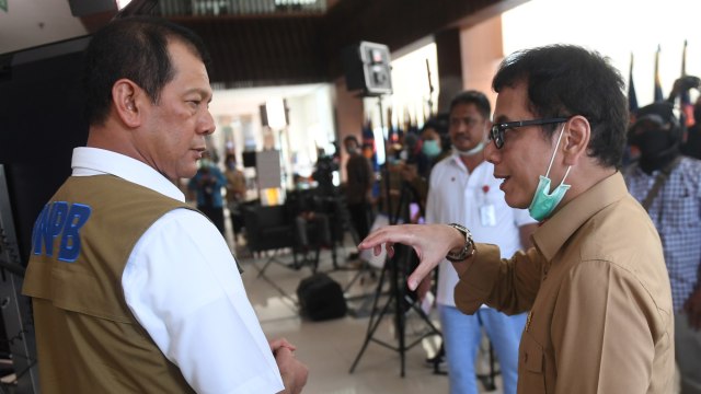 Menparekraf Wishnutama Kusubandio (kiri) dan Ketua BNPB Doni Monardo usai memberi konferensi pers penanganan kasus COVID-19 di Jakarta, Sabtu (28/3). Foto: ANTARA FOTO/Akbar Nugroho Gumay
