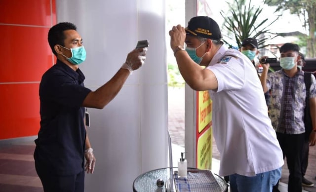 Wali Kota Jambi Tinjau Proses Pencegahan Virus Corona di Bandara Sultan Thaha  Jambi. Foto: instagram @humaskotajambi