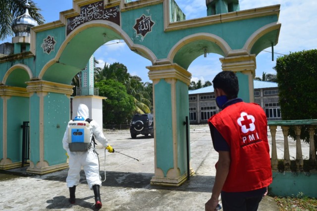 Penyemprotan disinfektan di masjid, Subulussalam, Aceh. Dok. PMI Kota Subulussalam.