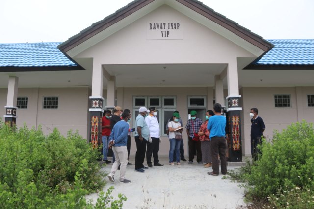 Pemkot Jayapura dan Dinas Kesehatan Papua mengecek kesiapan rumah sakit darurat covid di Muara Tami, Kota Jayapura. (Dok: Pemkot Jayapura)