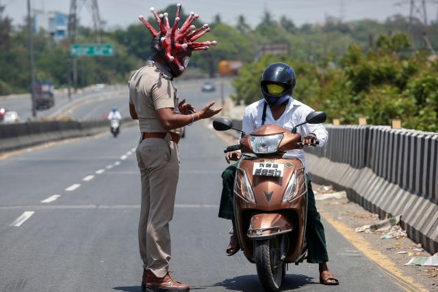3 Tingkah Luar Nalar Warga India saat Corona: Oles Kotoran Sapi sampai ke Dukun (10917)