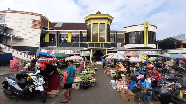 Aktivitas pedatang di Pasar Higienis Kota Ternate, Sabtu (21/03/2020). Foto: Faris Bobero/cermat