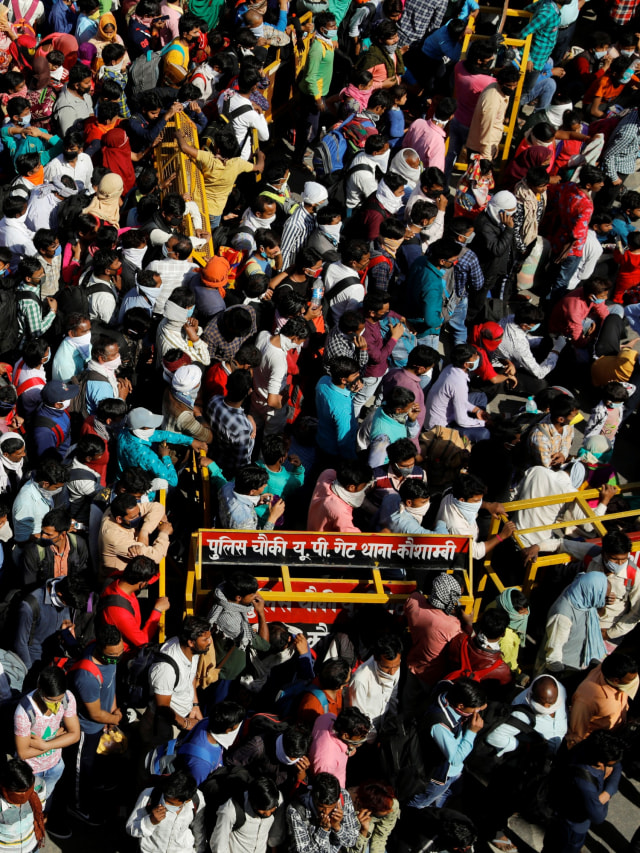 Ribuan buruh menunggu bus di pinggir jalan untuk pulang kampung ke desa masing-masing di Ghaziabad, India.  Foto: REUTERS / Anushree Fadnavis