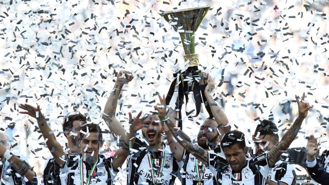Juventus dengan trofi juara mereka. Foto: Giorgio Perottino/Reuters