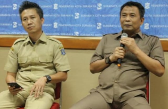Kepala Dinas Pendidikan Kota Surabaya Supomo (kanan).