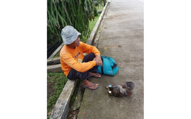 Oman, tukang patri dari Kabupaten Bandung. Di tengah ancaman Covid-19, pria berumur 65 tahun itu masih berkeliling menawarkan jasanya. (Foto-foto: raf)