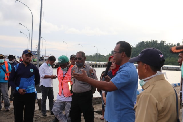 Bupati, Abdul Faris Umlati dan Tim Satgas Covid-19 saat pemeriksaan di Pelabuhan Waisai. Foto: Humas Pemda