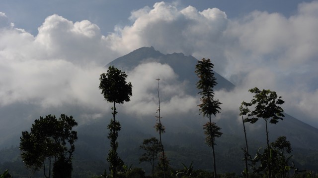 Aktivitas Gunung Merapi terlihat dari Selo, Boyolali, Jawa Tengah. Foto: ANTARA FOTO/Aloysius Jarot Nugroho