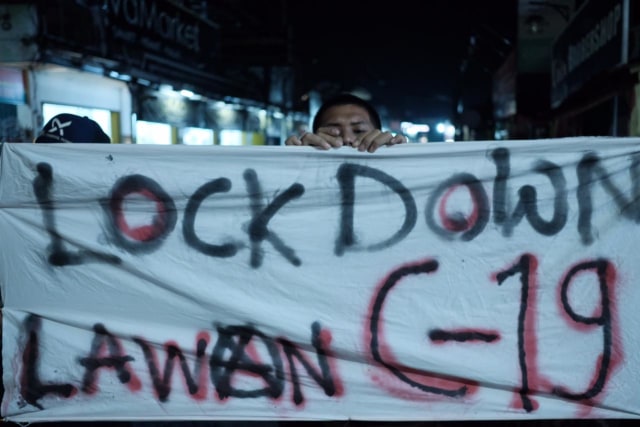 Pada Sabtu (28/3) malam para pemuda Jalan Garuda Dusun Nggatak Kasihan, Bantul, DIY menutup akses jalan dan memasang spanduk Lockdown Lawan C-19. Foto : Widi Erha Pradana. 