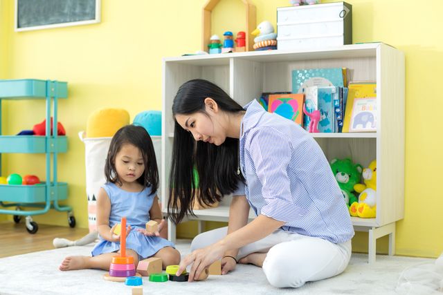 Kegiatan di rumah dengan anak selama physical distancing. Foto: Shutterstock