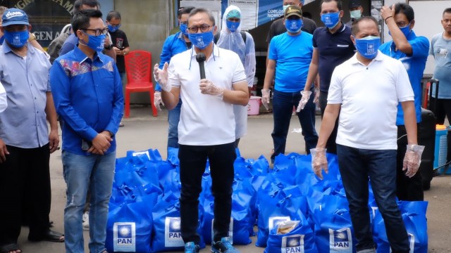 Ketua Umum PAN Zulkifli Hasan memberikan bantuan dari DPP dan DPW PAN DKI untuk warga Jakarta Timur, Minggu (29/3). Foto: Dok. PAN