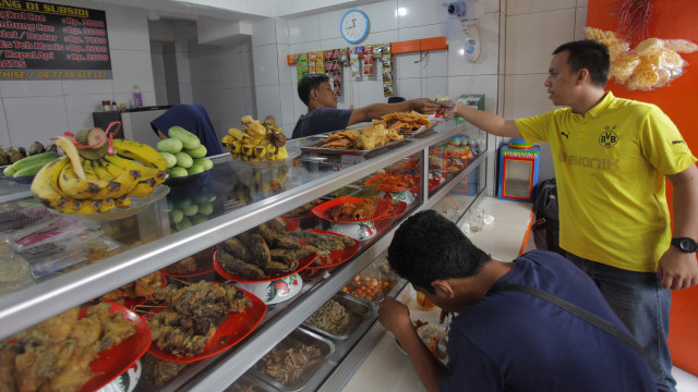 Pedagang melayani pembeli di Warteg Subsidi Bahari kawasan Jalan Fatmawati, Jakarta. Foto: ANTARA FOTO/Reno Esnir