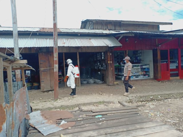 Penyemprotan disinfektan cegah corona covid-19 di pasar tradisional Deiyai Papua. 