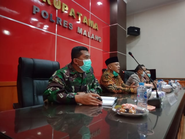 Bupati Malang, Sanusi (tengah) melakukan video conference dengan Gubernur Jatim. Foto: Rizal Adhi.