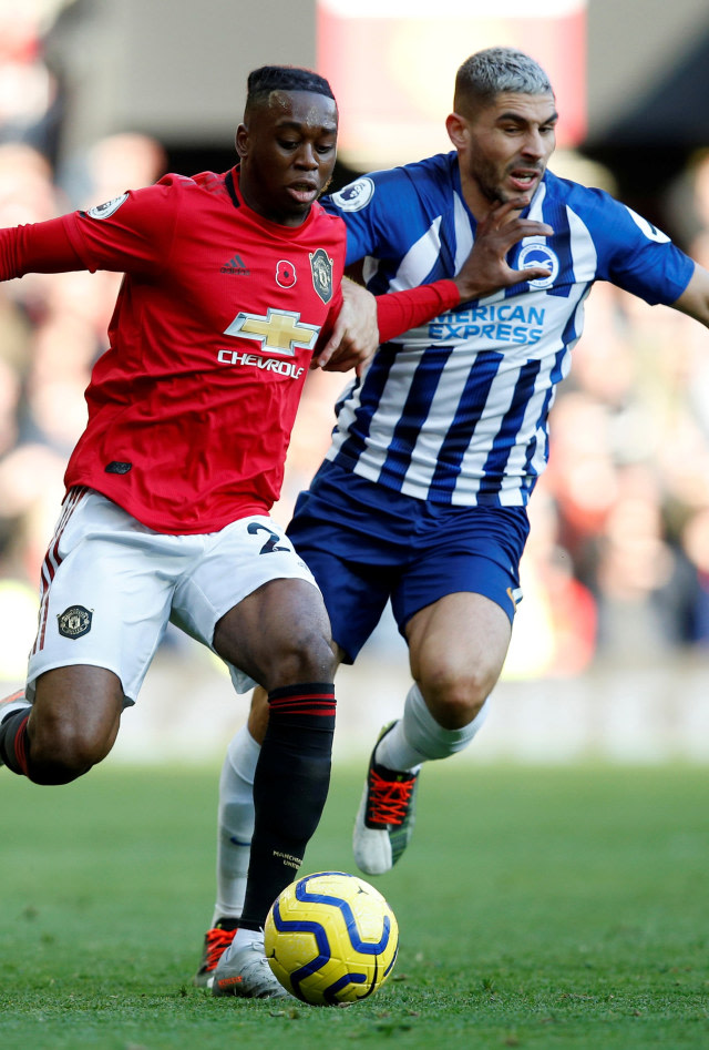 ksi Aaron Wan-Bissaka kala melawan Brighton & Hove Albion. Foto: Andrew Yates/REUTERS