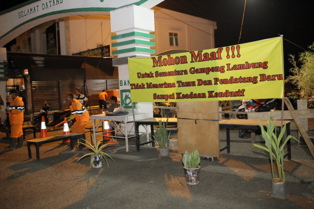 Warga Gampong (desa) Lambung, Banda Aceh, melakukan lockdown mandiri. Foto: Abdul Hadi/acehkini