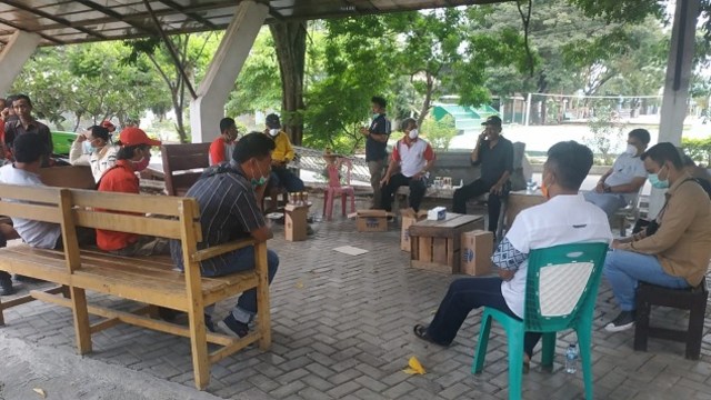 Rapat Koordinasi Penanganan Penyebaran COVID-19 dipimpin langsung Wali Kota Palu, Hidayat, pada Minggu (29/3), di Halaman Parkir Kantor Wali Kota Palu. Foto: Humas Pemkot Palu