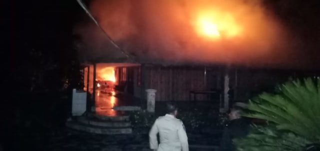 Hotel Kusu-Kusu di Halmahera Utara terbakar. Foto: Istimewa