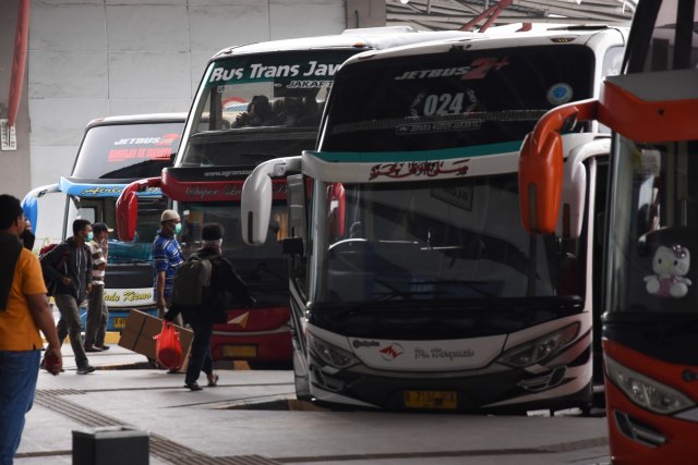 Calon penumpang bersiap menaiki bus Antar-Kota Antar-Provinsi di Terminal Pulo Gebang, Jakarta, Minggu 29 Maret. Foto: ANTARA/M Risyal Hidayat