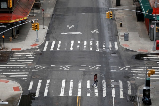 Warga melintasi jalan di lingkungan Chinatown, Manhattan, New York City. Foto: REUTERS/Andrew Kelly