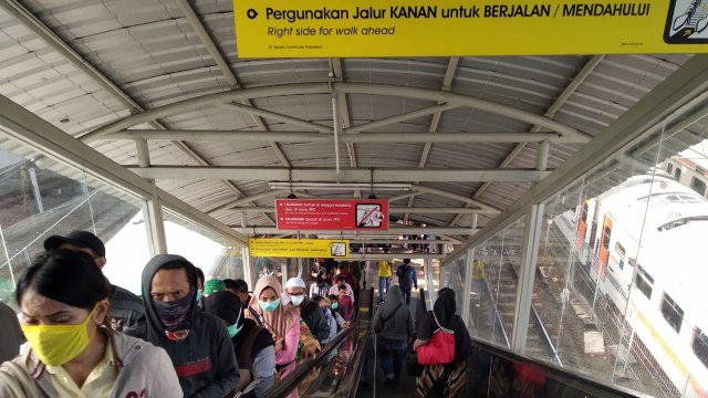 Jakarta Tak Juga Lockdown, KRL di Tanah Abang Masih Ramai Penumpang (11006)