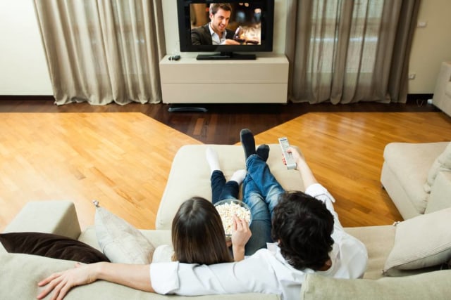 Jadwal acara tv yang bisa ditonton di rumah (sumber: Shutter Stock)