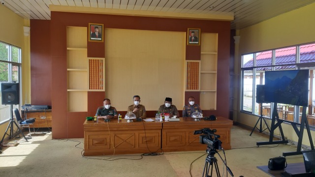 Wali Kota Kendari, Sulkarnain (kedua dari kiri) bersama Forkopimda saat mengumumkan instruksi Wali Kota terkait pengawasan wilayah peebatasan. Foto: Wiwid Abid Abadi/kendarinesia