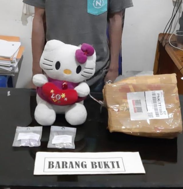 Boneka Hello Kitty dan dua bungkus narkoba jenis ekstasi yang disita Polres Ketapang. Foto: Dok.. Polres Ketapang 