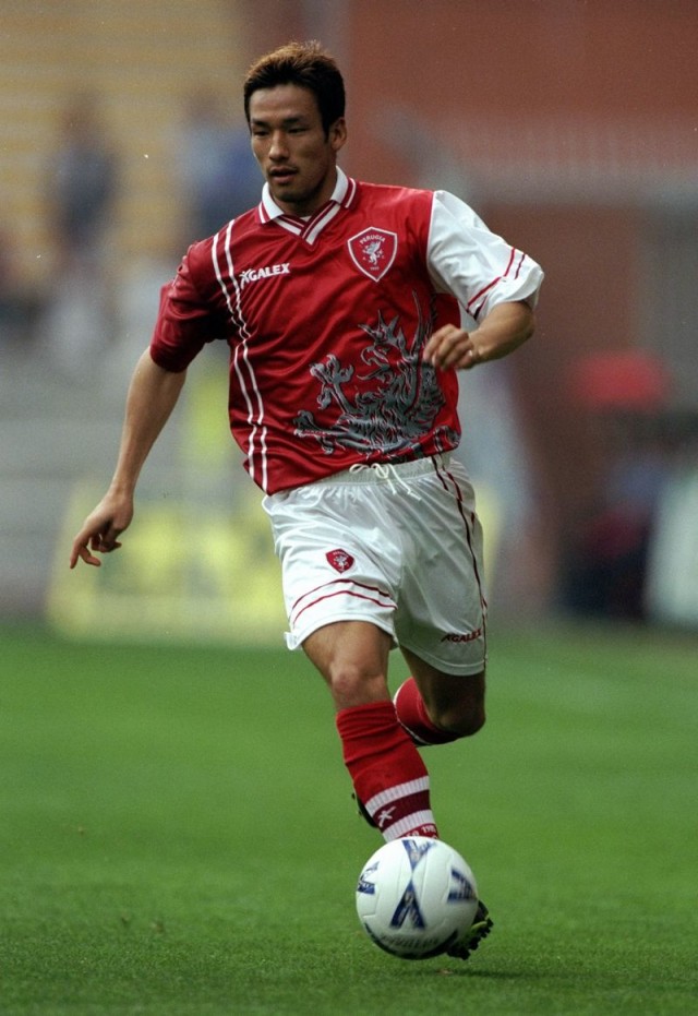 Hidetoshi Nakata dalam pertandingan versus Sampdoria di musim 1998/99. Foto: Wikimedia Commons/Claudio Villa