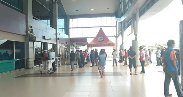 Aktifitas di Bandara Deo Sorong tetap berjalan normal seperti biasa, Senin (30/3), foto : Yanti