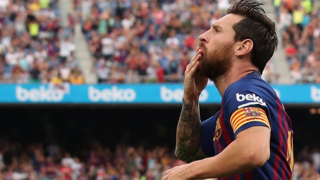Saat Lionel Messi kirim ciuman untuk suporter Barcelona di Camp Nou. (Foto: REUTERS/Albert Gea)