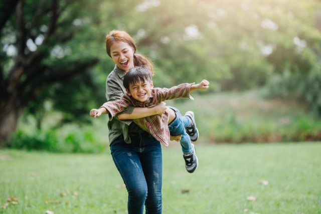 com-Ilustrasi ibu dan anak bermain di taman Foto: Shutterstock