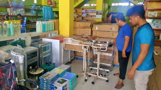 Polres Gorontalo Kota menggelar inspeksi mendadak (Sidak) mengecek ketersediaan masker dan hand sanitizer di sejumlah apotek di Kota Gorontalo. Senin, (30/3). Foto: Dok istimewa