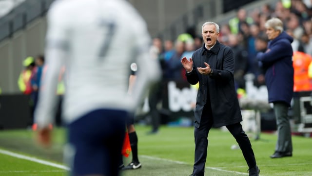 Jose Mourinho memimpin Tottenham Hotspur di laga melawan West Ham.  Foto: Reuters/Tony O'Brien