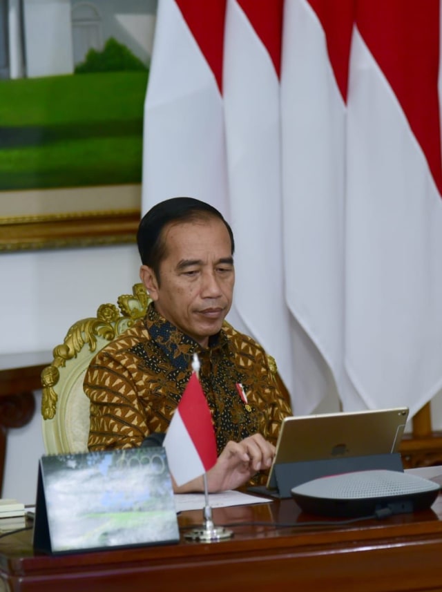 Presiden Joko Widodo memimpin rapat terbatas terkait antisipasi mudik Lebaran melalui telekonferensi bersama jajaran terkait dari Istana Kepresidenan Bogor. Foto: BPMI Setpres/Muchlis Jr