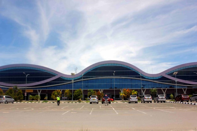 Petugas bandara dan pengantar berjalan di area parkir Bandara Domine Eduad Osok (DEO) Kota Sorong, Papua Barat. Foto: ANTARA FOTO/Olha Mulalinda