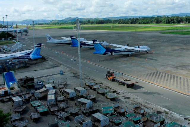 Sejumlah pesawat terbang terparkir di Bandara Sentani, Jayapura, Papua, Jumat (27/3). Foto: ANTARA FOTO/Gusti Tanati
