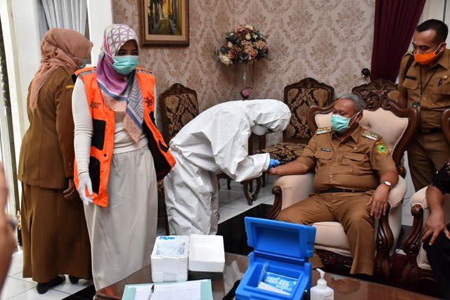 Petugas medis mengambil sampel darah Bupati Kuningan, Acep Purnama saat rapid test deteksi Virus Corona, Senin (30/3/2020). (Andri Yanto)