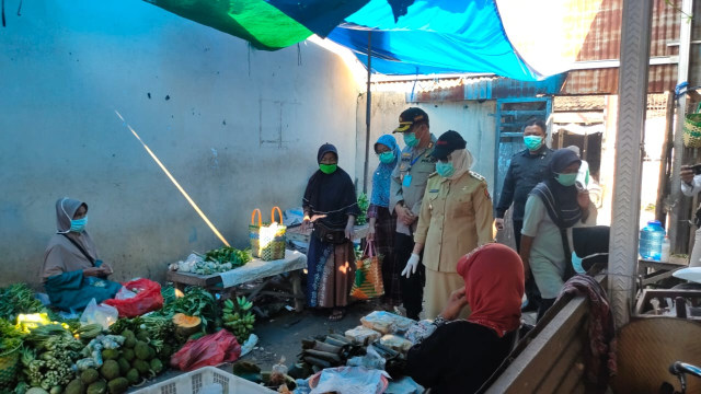 Bupati Bojonegoro, Dr Hj Anna Muawanah bersama Kapolres Bojonegoro, AKBP M Budi Hendrawan SIK MH, saat lakukan sidak ke Pasar Tradisional di Kecamatan Kapas.  Senin (30/03/2020)