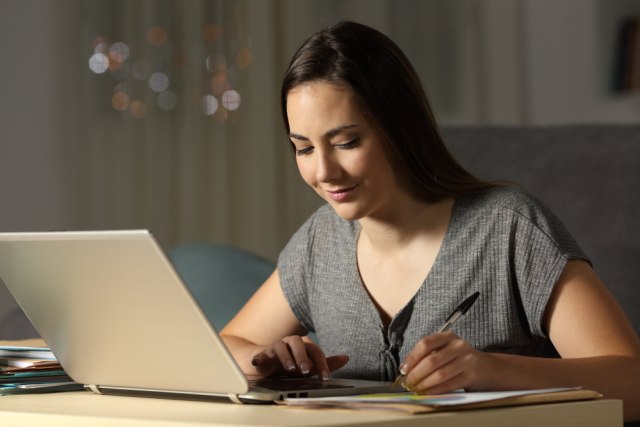 com-Ilustrasi wanita yang sedang belajar dengan kursus online. Foto: Shutterstock