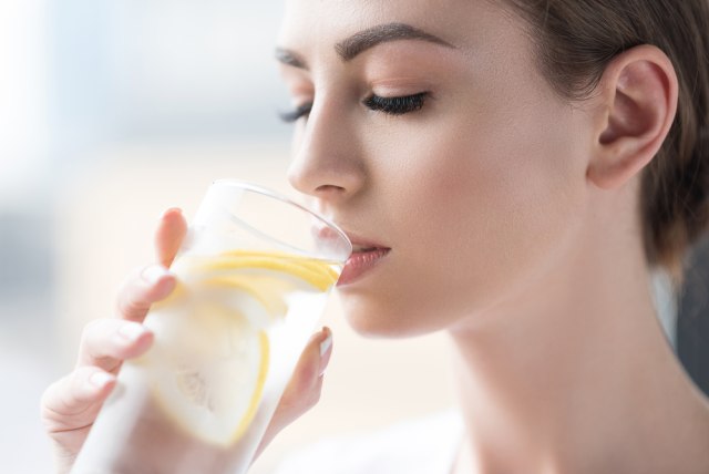 5 Manfaat Minum Air Lemon Setiap Pagi, Cegah Berat Badan Naik hingga Dehidrasi (28)