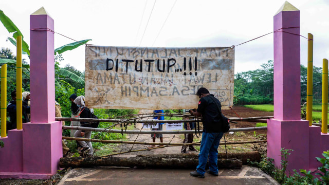 Warga menutup salah satu pintu masuk desa di Desa Sampih, Wonopringgo, Kabupaten Pekalongan, Jawa Tengah, Senin (30/3/20). Foto: Antara/Harviyan Perdana Putra
