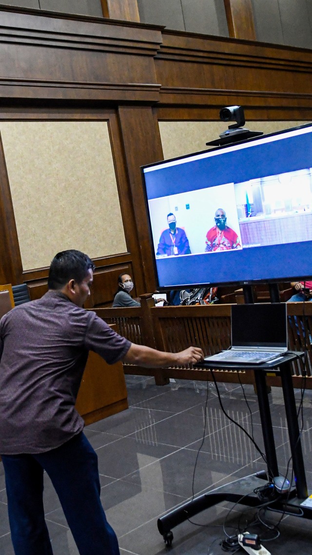 Petugas menyiapkan alat telekonferensi sebelum sidang putusan kasus korupsi proyek peningkatan jalan Kemiri-Depapre tahun 2015 di Pengadilan Tipikor, Jakarta. Foto: ANTARA FOTO/M Risyal Hidayat