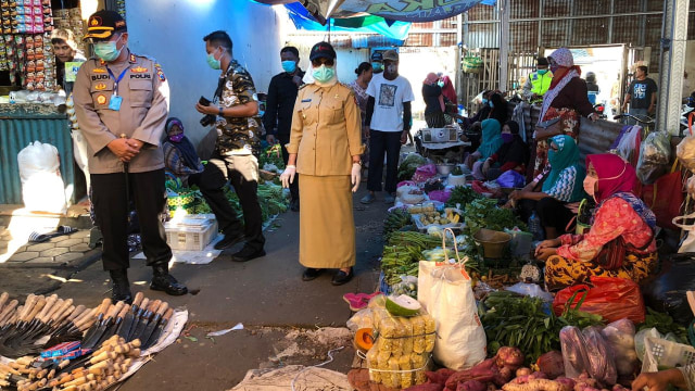 Bupati Bojonegoro, Dr Hj Anna Muawanah saat lakukan sidak ke Pasar Tradisional di Kecamatan Kapas.  Senin (30/03/2020)