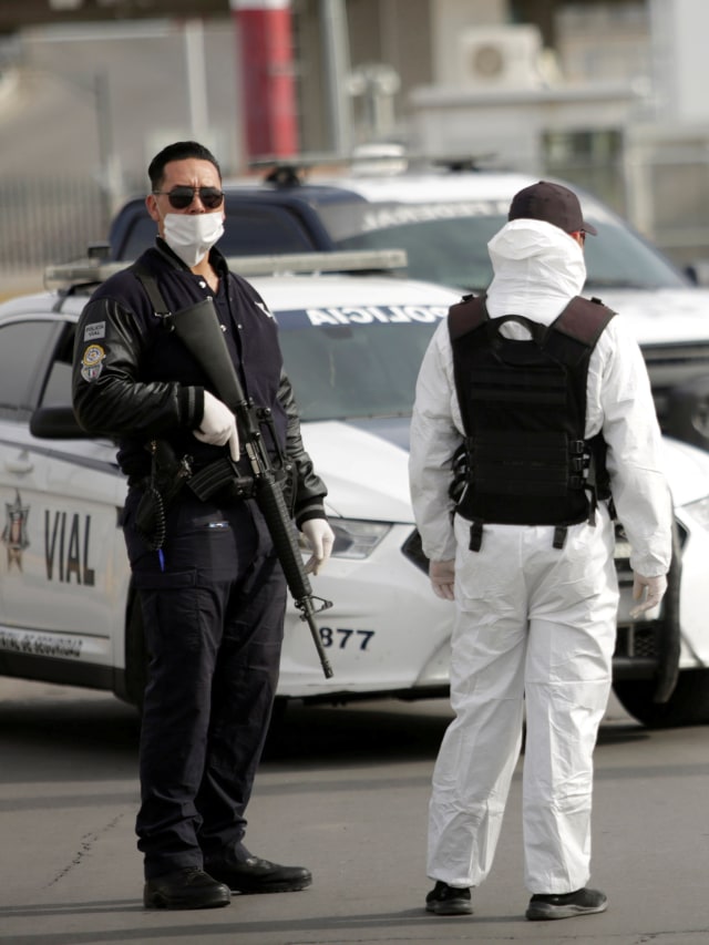 Anggota polisi berjaga di perbatasan di Ciudad Juarez, Meksiko. Foto: REUTERS/Jose Luis Gonzalez