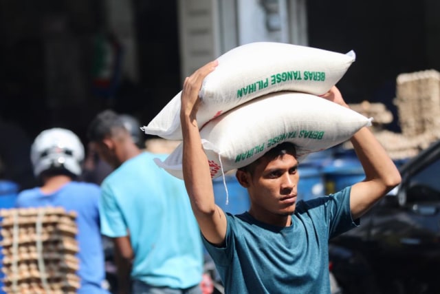 Ilustrasi seorang warga membeli beras di pasar. Foto: Suparta/acehkini 