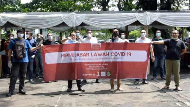 Himpunan Pengusaha Muda Indonesia (HIPMI) usai mengikuti rapid test corona di Parkir Barat Gedung Sate Bandung pada Senin (30/3). Foto: Rachmadi Rasyad/kumparan
