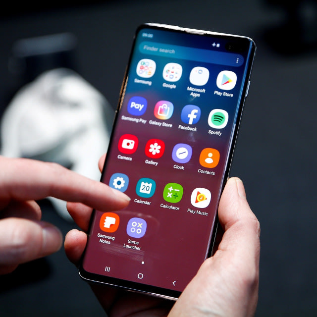 Samsung Galaxy S10+ akan dibanderol diskon oleh Erajaya. Foto: Henry Nicholls/REUTERS
