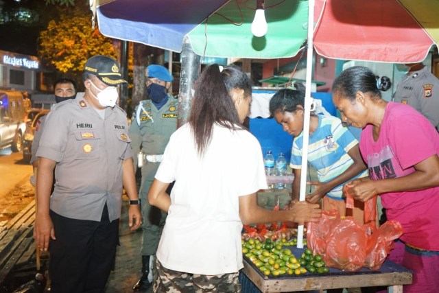 Polresta Jayapura Kota membubarkan PKL yang masih menggelar dagangannya pada malam hari. 